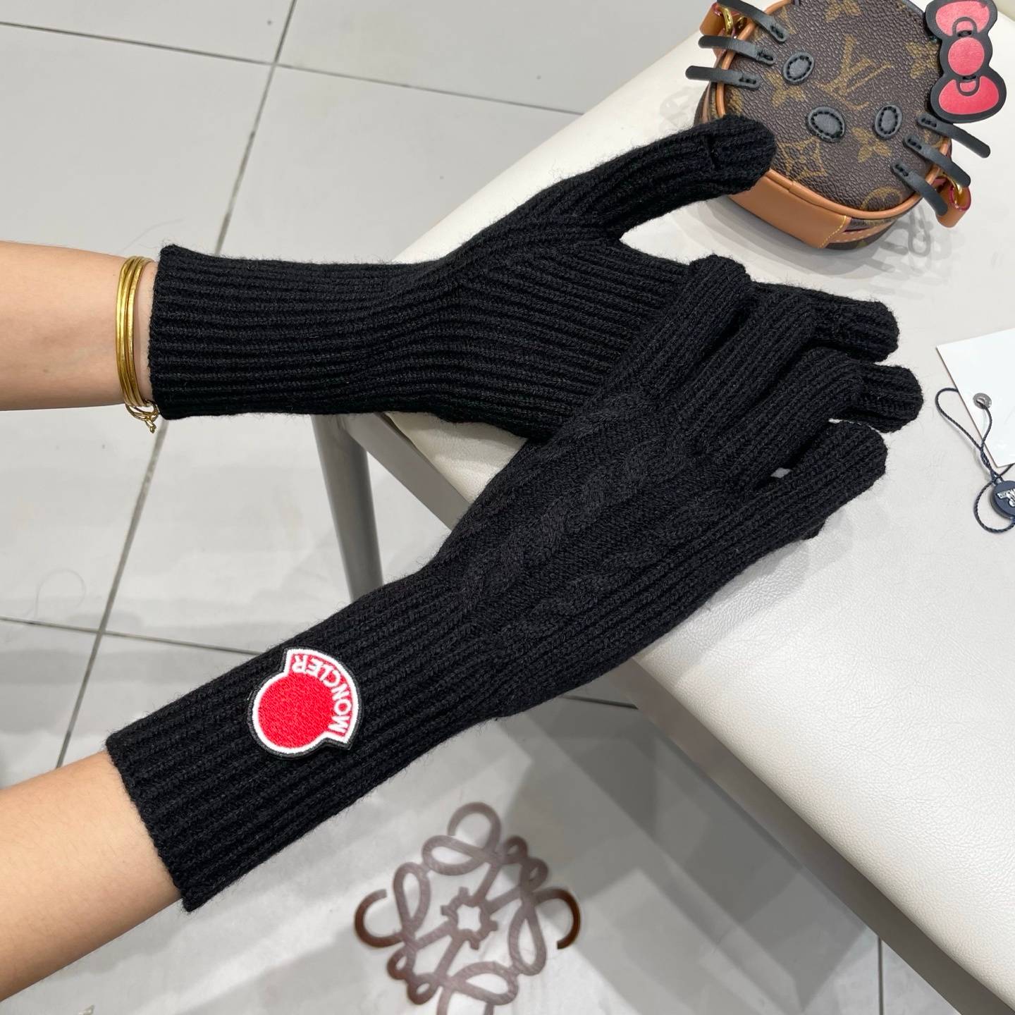 Moncler モンクレール ニット手袋 防寒 保温 ロゴ 刺繍 ブラック レッド 高級 通勤 贈り物 女性用 冬 防寒 防寒性 手袋