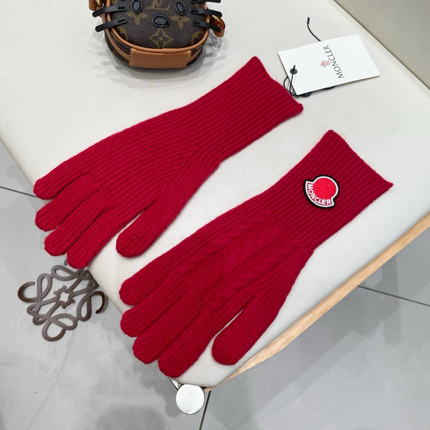 Moncler モンクレール ニット手袋 防寒 保温 ロゴ 刺繍 ブラック レッド 高級 通勤 贈り物 女性用 冬 防寒 防寒性 手袋 - 画像 2