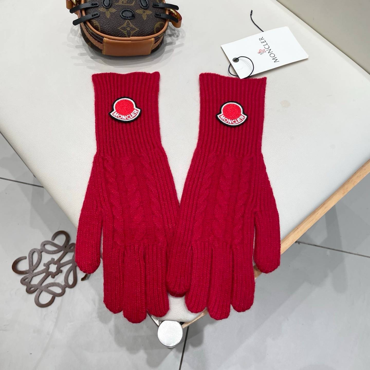 Moncler モンクレール ニット手袋 防寒 保温 ロゴ 刺繍 ブラック レッド 高級 通勤 贈り物 女性用 冬 防寒 防寒性 手袋 - 画像 3