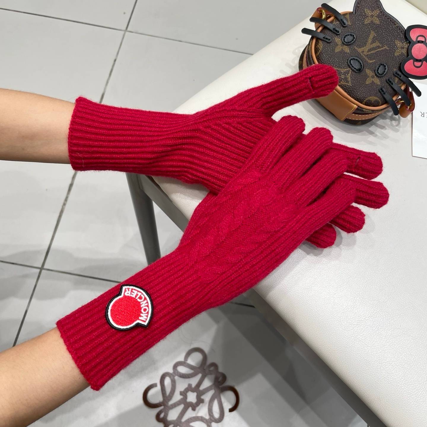 Moncler モンクレール ニット手袋 防寒 保温 ロゴ 刺繍 ブラック レッド 高級 通勤 贈り物 女性用 冬 防寒 防寒性 手袋 - 画像 4
