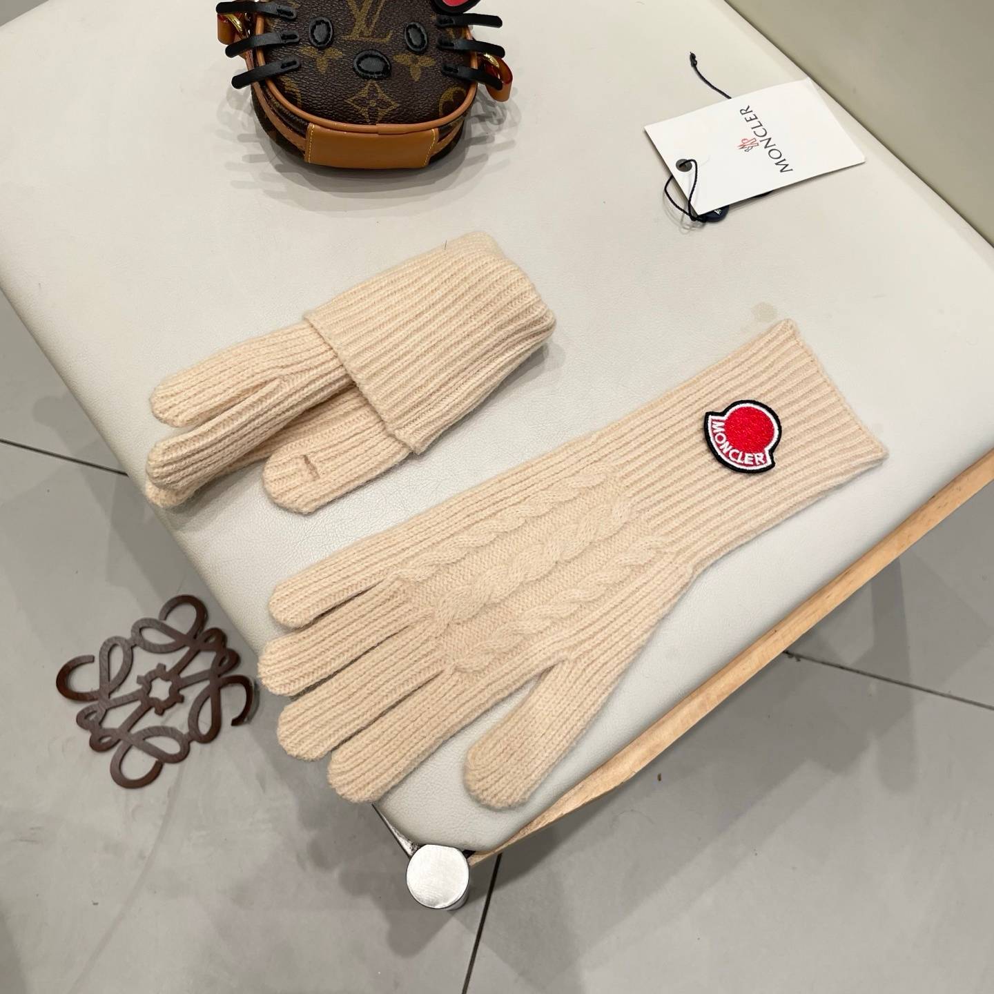 MONCLER モンクレール レディース 手袋 長手袋 ニット手袋 防寒 秋冬 高級感 おしゃれ 冬物 アウター ベージュ