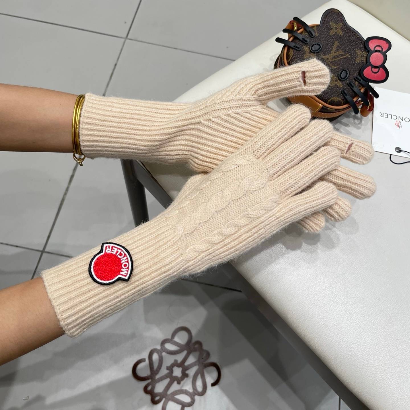MONCLER モンクレール レディース 手袋 長手袋 ニット手袋 防寒 秋冬 高級感 おしゃれ 冬物 アウター ベージュ - 画像 3