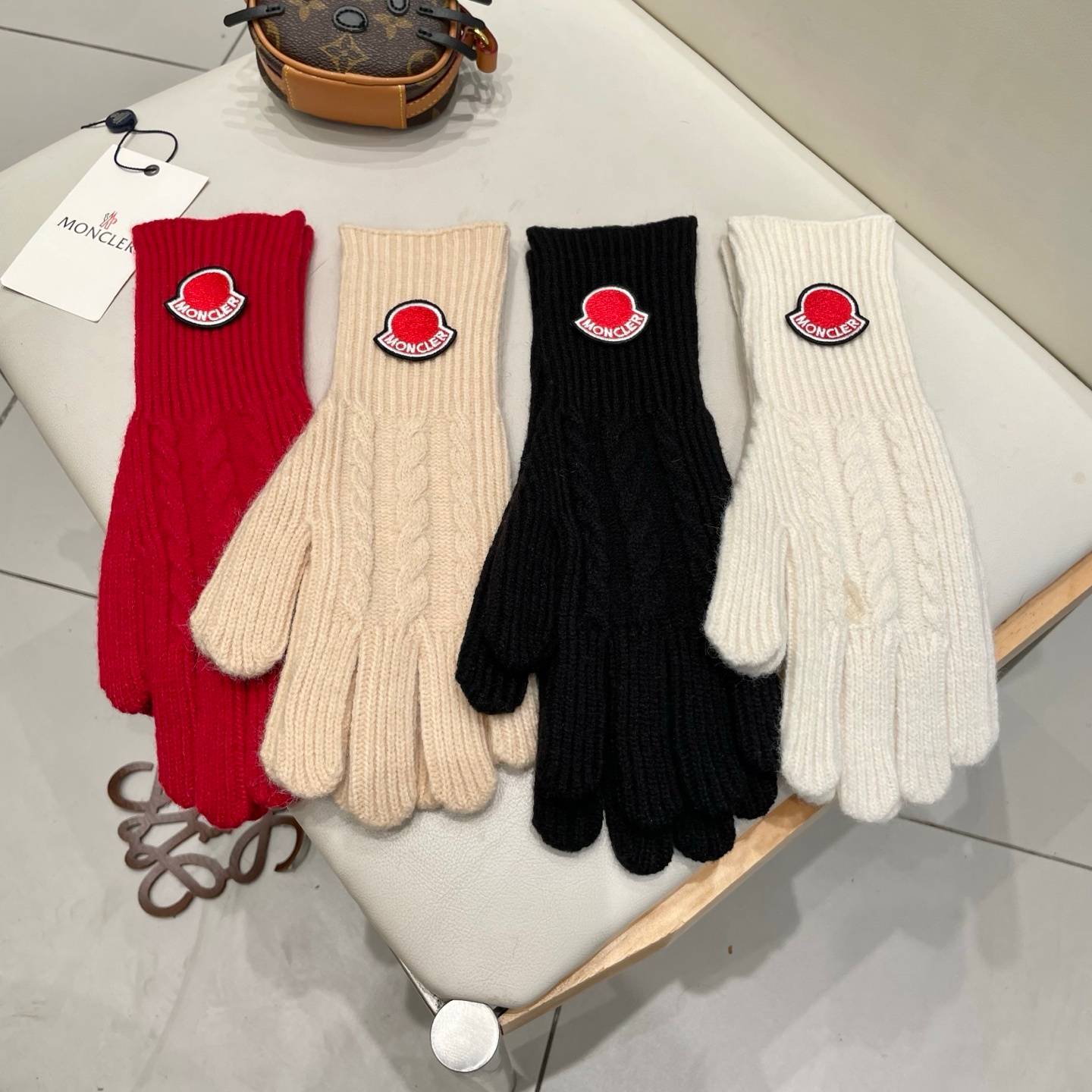 MONCLER モンクレール レディース 手袋 長手袋 ニット手袋 防寒 秋冬 高級感 おしゃれ 冬物 アウター ベージュ - 画像 4
