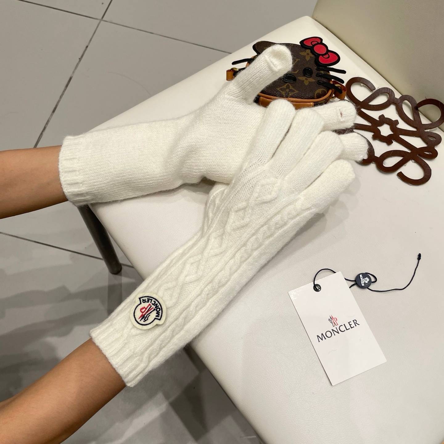 MONCLER モンクレール レディース 手袋 ニット手袋 長め パッチ 防寒 保温 高級 レッド - 画像 13