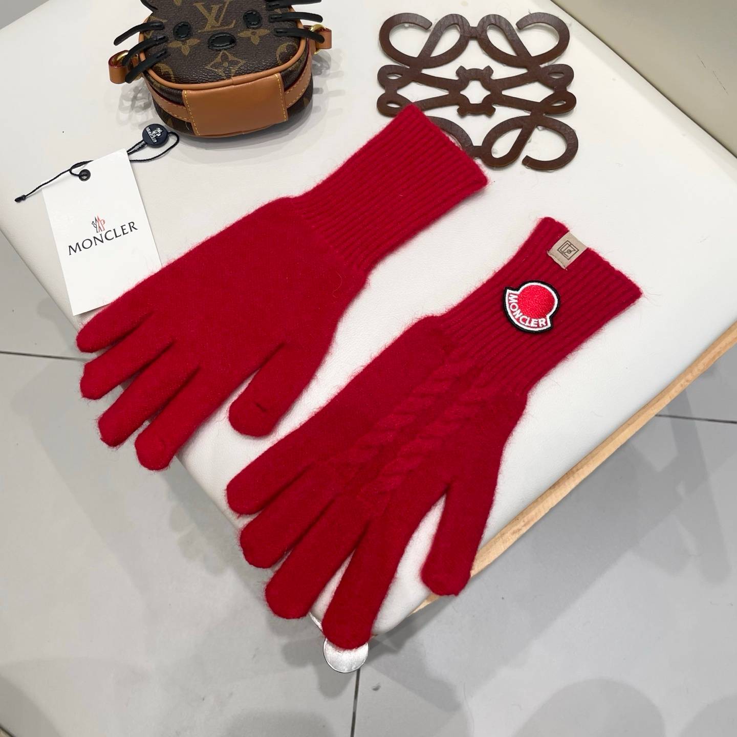 Moncler モンクレール ニット手袋 防寒 保温 レディース ロゴ 長手袋 レッド