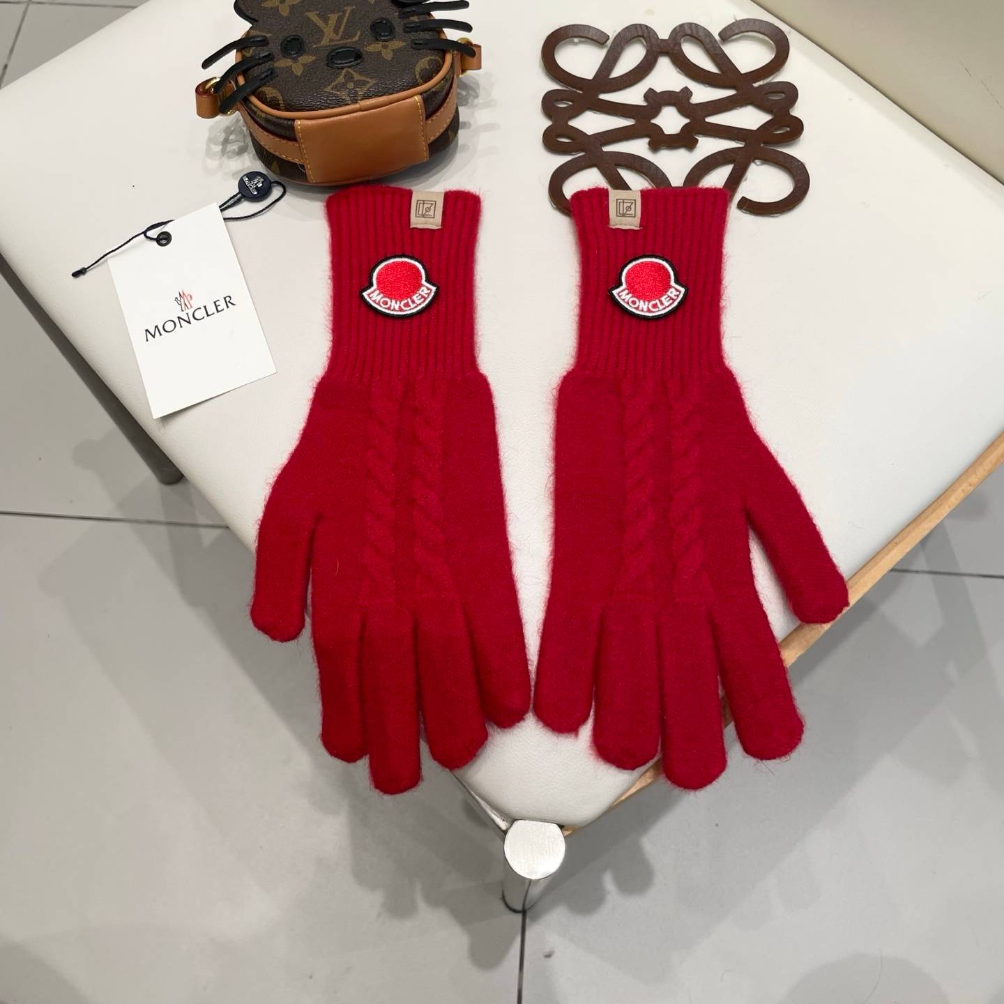 Moncler モンクレール ニット手袋 防寒 保温 レディース ロゴ 長手袋 レッド - 画像 2
