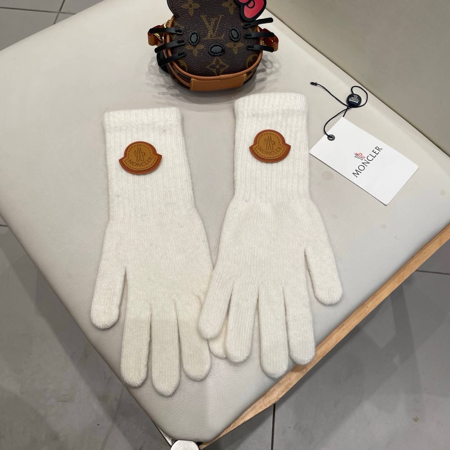 MONCLER モンクレール レディース 手袋 ニット手袋 長袖 ウール 保温 防寒 ロゴ 高級感 ホワイト レッド