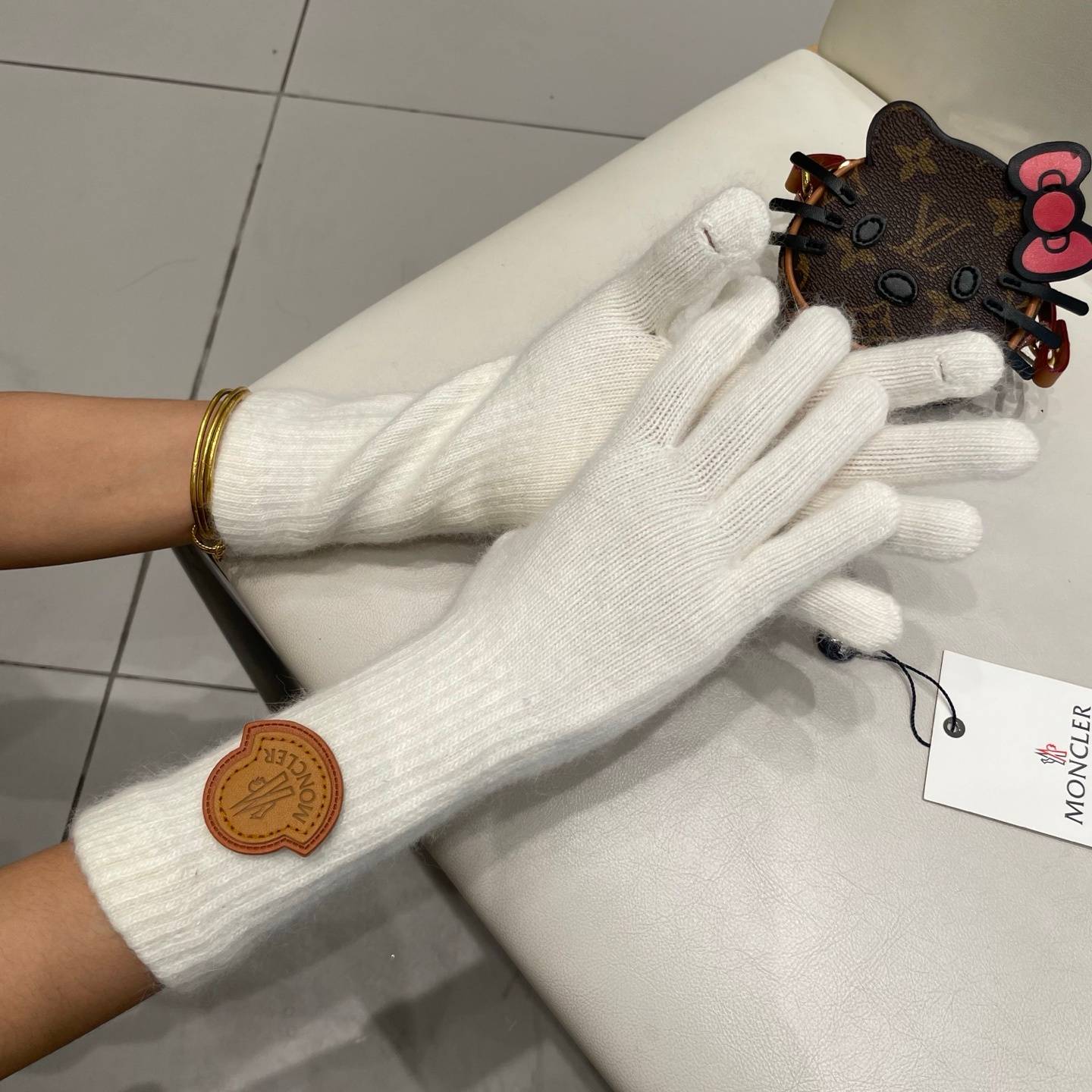 MONCLER モンクレール レディース 手袋 ニット手袋 長袖 ウール 保温 防寒 ロゴ 高級感 ホワイト レッド - 画像 2