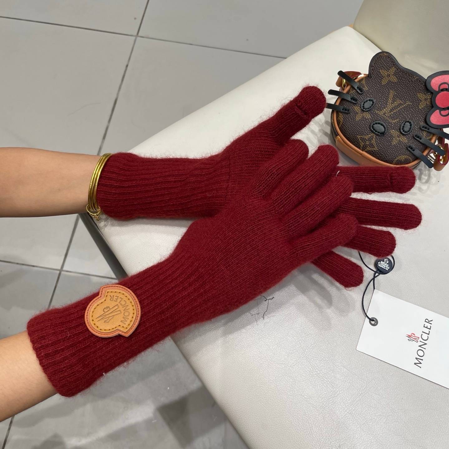 MONCLER モンクレール レディース 手袋 ニット手袋 長袖 ウール 保温 防寒 ロゴ 高級感 ホワイト レッド - 画像 5