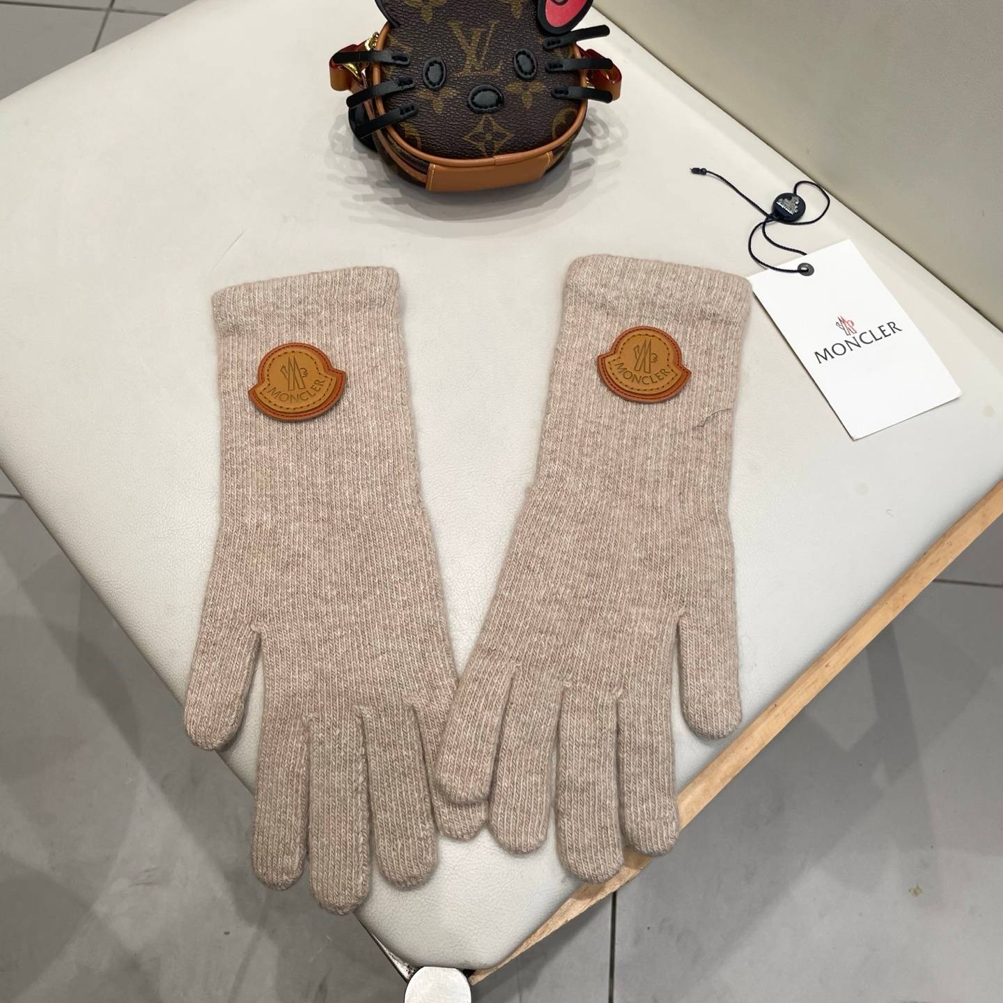 MONCLER モンクレール レディース 手袋 ニット手袋 長袖 ウール 保温 防寒 ロゴ 高級感 ホワイト レッド - 画像 7