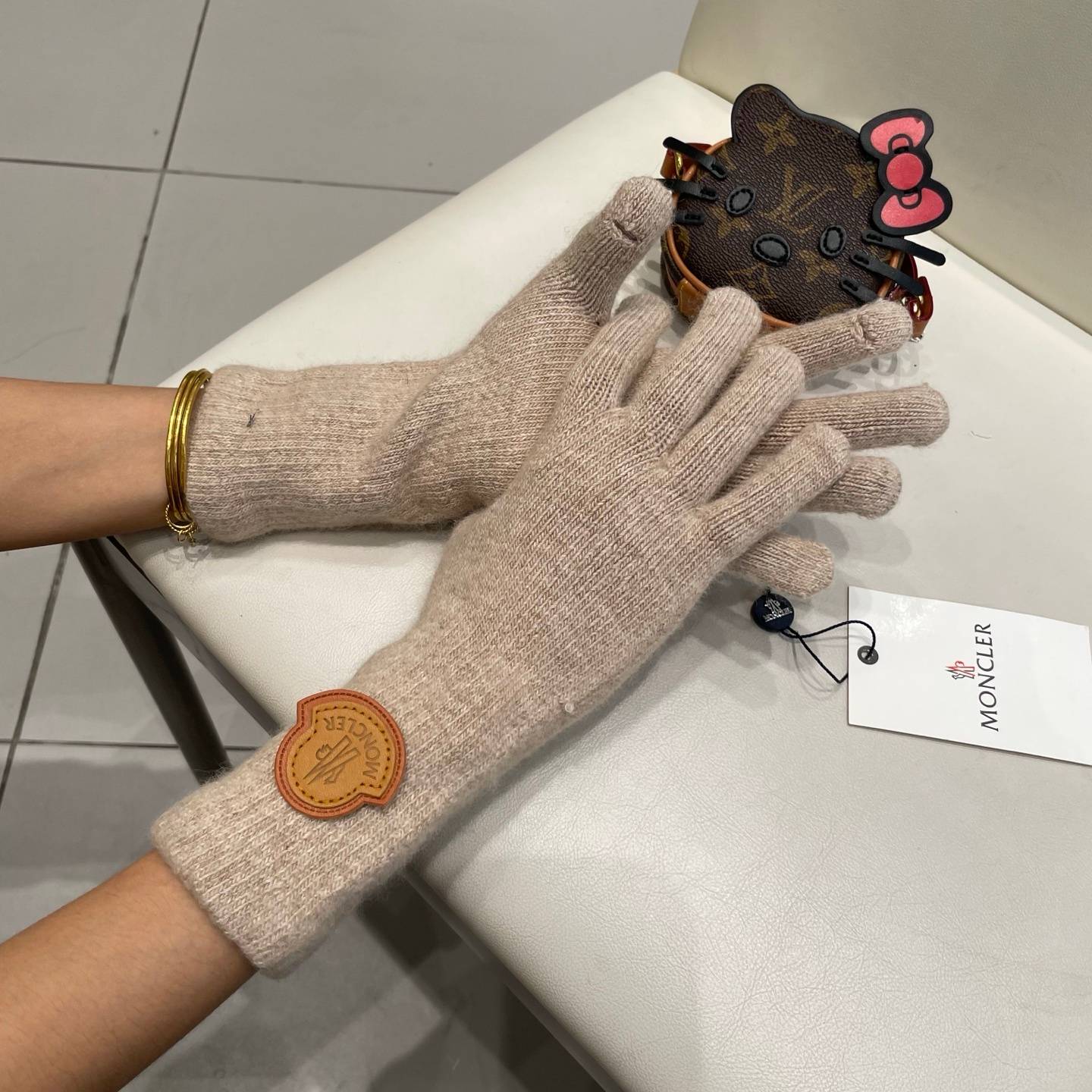 MONCLER モンクレール レディース 手袋 ニット手袋 長袖 ウール 保温 防寒 ロゴ 高級感 ホワイト レッド - 画像 8