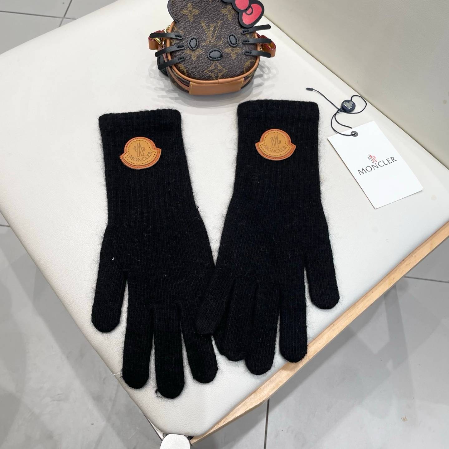 MONCLER モンクレール レディース 手袋 ニット手袋 長袖 ウール 保温 防寒 ロゴ 高級感 ホワイト レッド - 画像 10