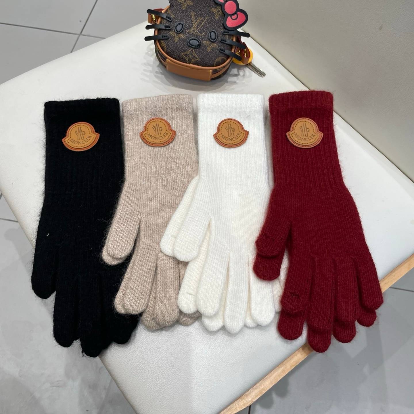 MONCLER モンクレール レディース 手袋 ニット手袋 長袖 ウール 保温 防寒 ロゴ 高級感 ホワイト レッド - 画像 12