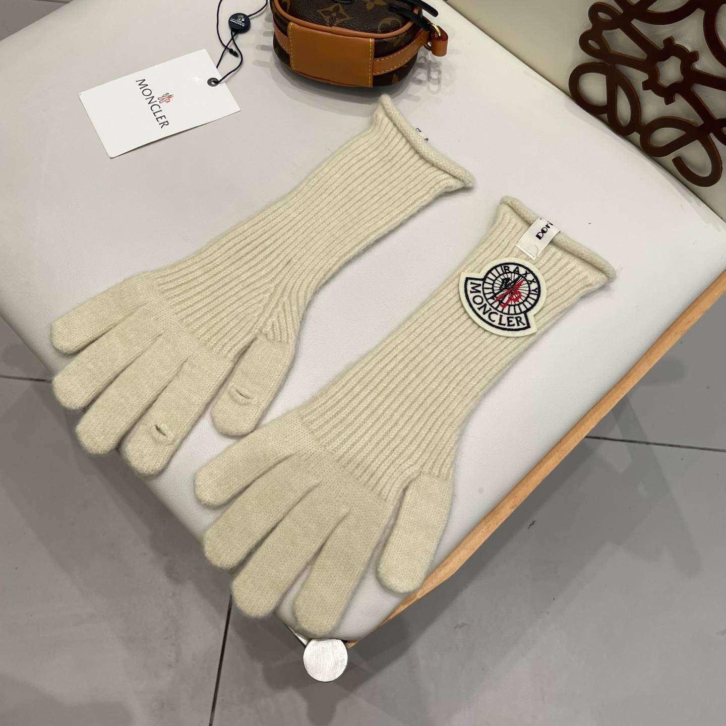 MONCLER モンクレール レディース 手袋 ニット手袋 長袖 ウール 保温 防寒 ロゴ 高級感 ホワイト レッド - 画像 13