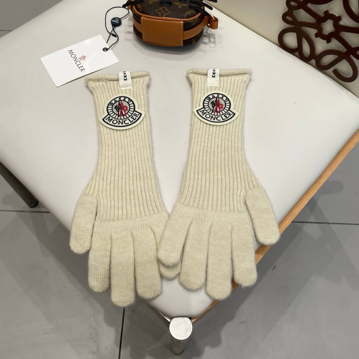 MONCLER モンクレール レディース 手袋 ニット手袋 長袖 ウール 保温 防寒 ロゴ 高級感 ホワイト レッド - 画像 14