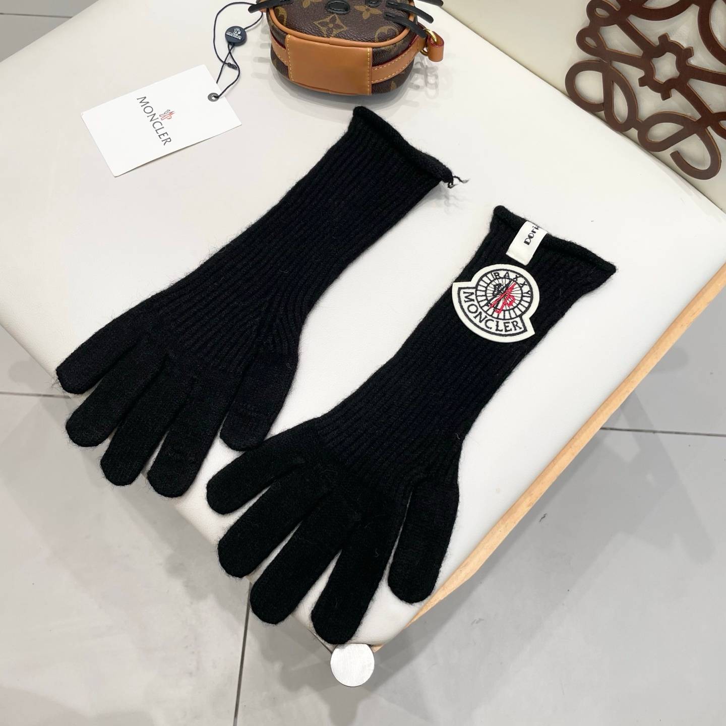 Moncler モンクレール ニット手袋 防寒 長手袋 ロゴ 通勤 おしゃれ レディース 冬用 黒 ベージュ - 画像 2