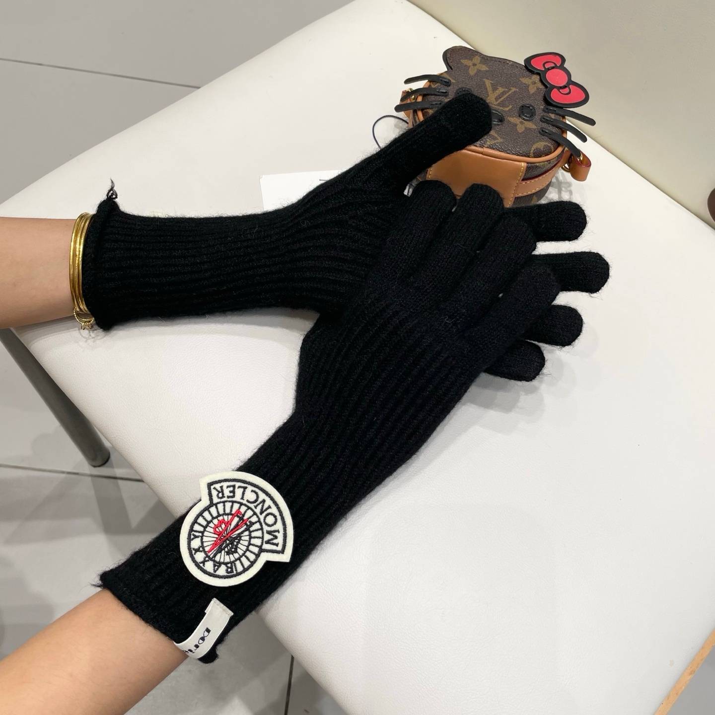 Moncler モンクレール ニット手袋 防寒 長手袋 ロゴ 通勤 おしゃれ レディース 冬用 黒 ベージュ - 画像 4