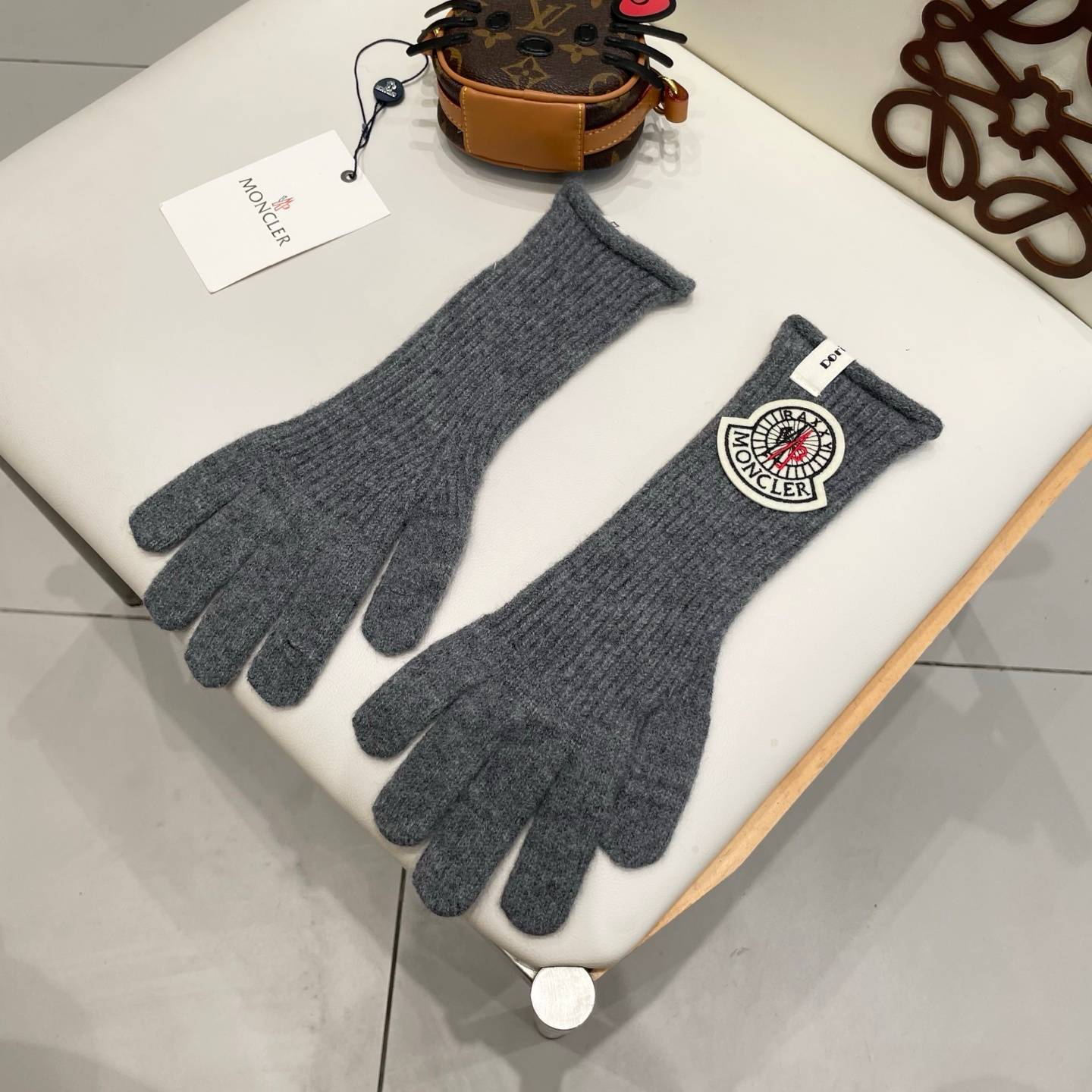 Moncler モンクレール ニット手袋 防寒 長手袋 ロゴ 通勤 おしゃれ レディース 冬用 黒 ベージュ - 画像 5