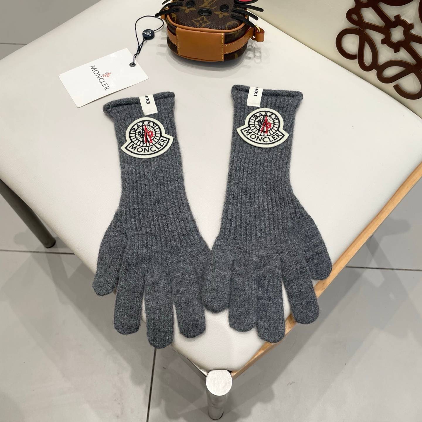 Moncler モンクレール ニット手袋 防寒 長手袋 ロゴ 通勤 おしゃれ レディース 冬用 黒 ベージュ - 画像 6
