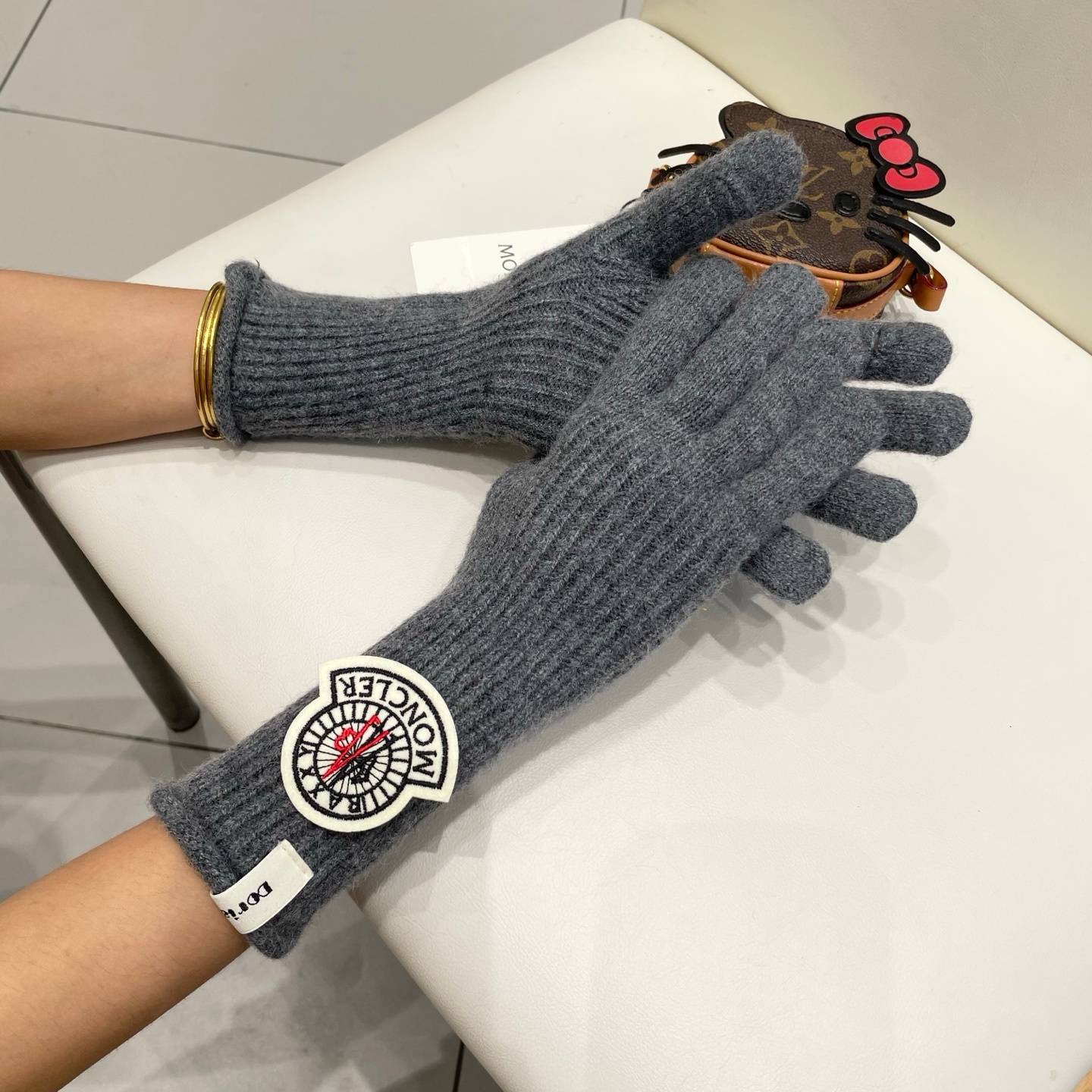 Moncler モンクレール ニット手袋 防寒 長手袋 ロゴ 通勤 おしゃれ レディース 冬用 黒 ベージュ - 画像 7