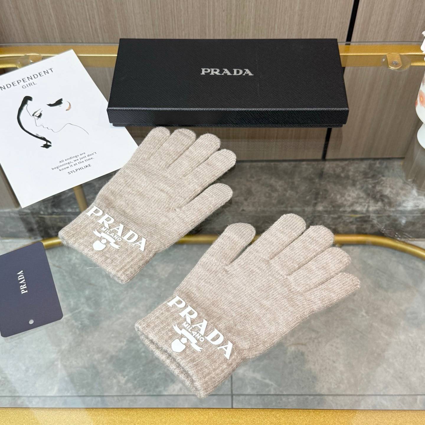 PRADA プラダ 手袋 レディース ニット手袋 秋冬 防寒 ロゴ入り 高級感 全2色