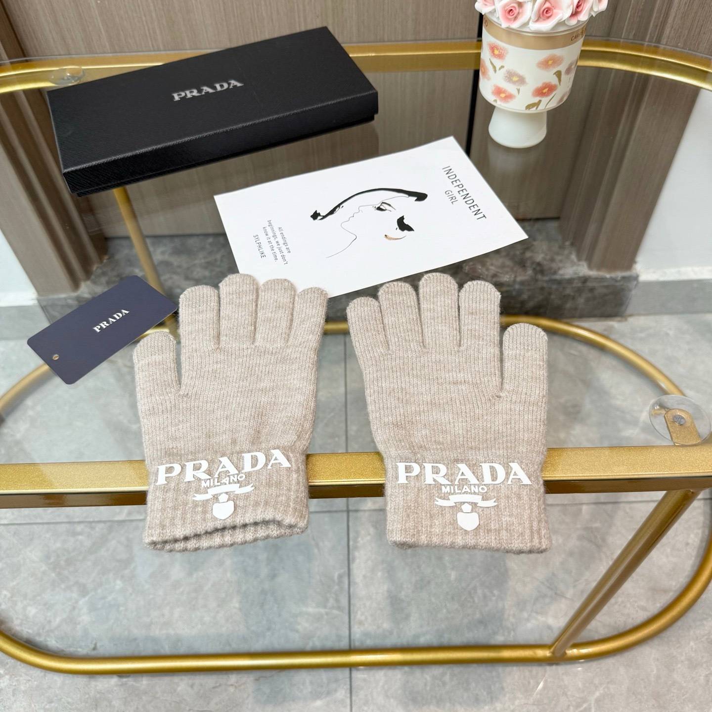 PRADA プラダ 手袋 レディース ニット手袋 秋冬 防寒 ロゴ入り 高級感 全2色 - 画像 2