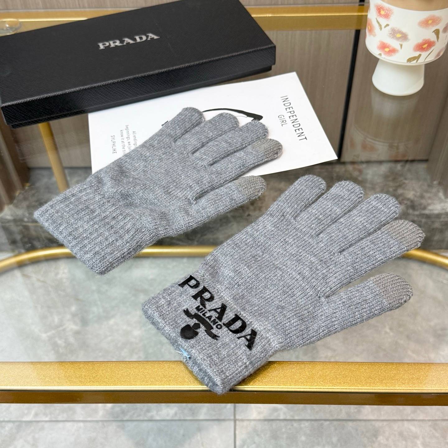 PRADA プラダ 手袋 レディース ニット手袋 秋冬 防寒 ロゴ入り 高級感 全2色 - 画像 5