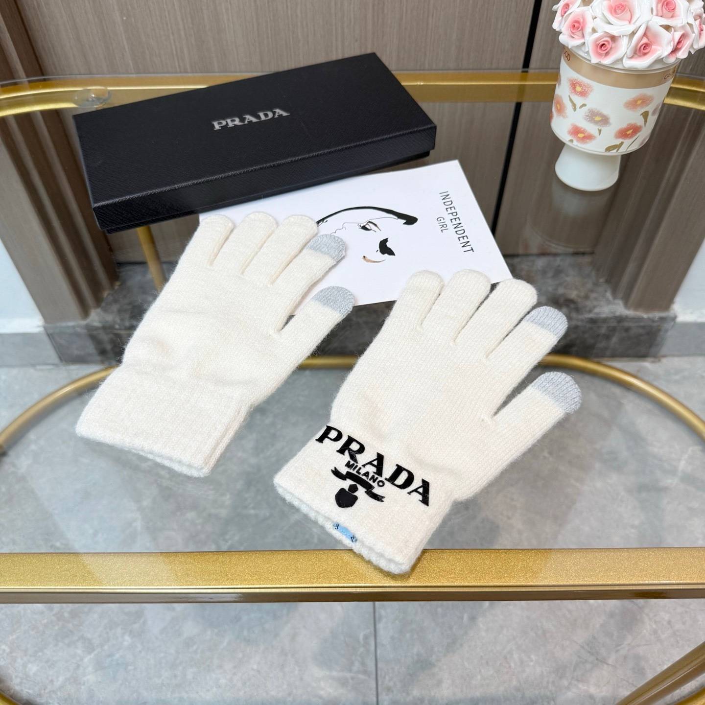 PRADA プラダ 手袋 レディース ニット手袋 秋冬 防寒 ロゴ入り 高級感 全2色 - 画像 7