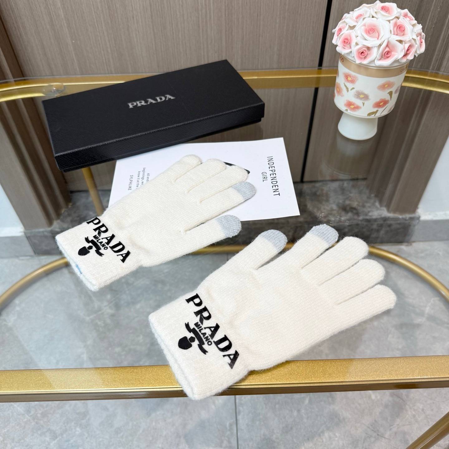 PRADA プラダ 手袋 レディース ニット手袋 秋冬 防寒 ロゴ入り 高級感 全2色 - 画像 8