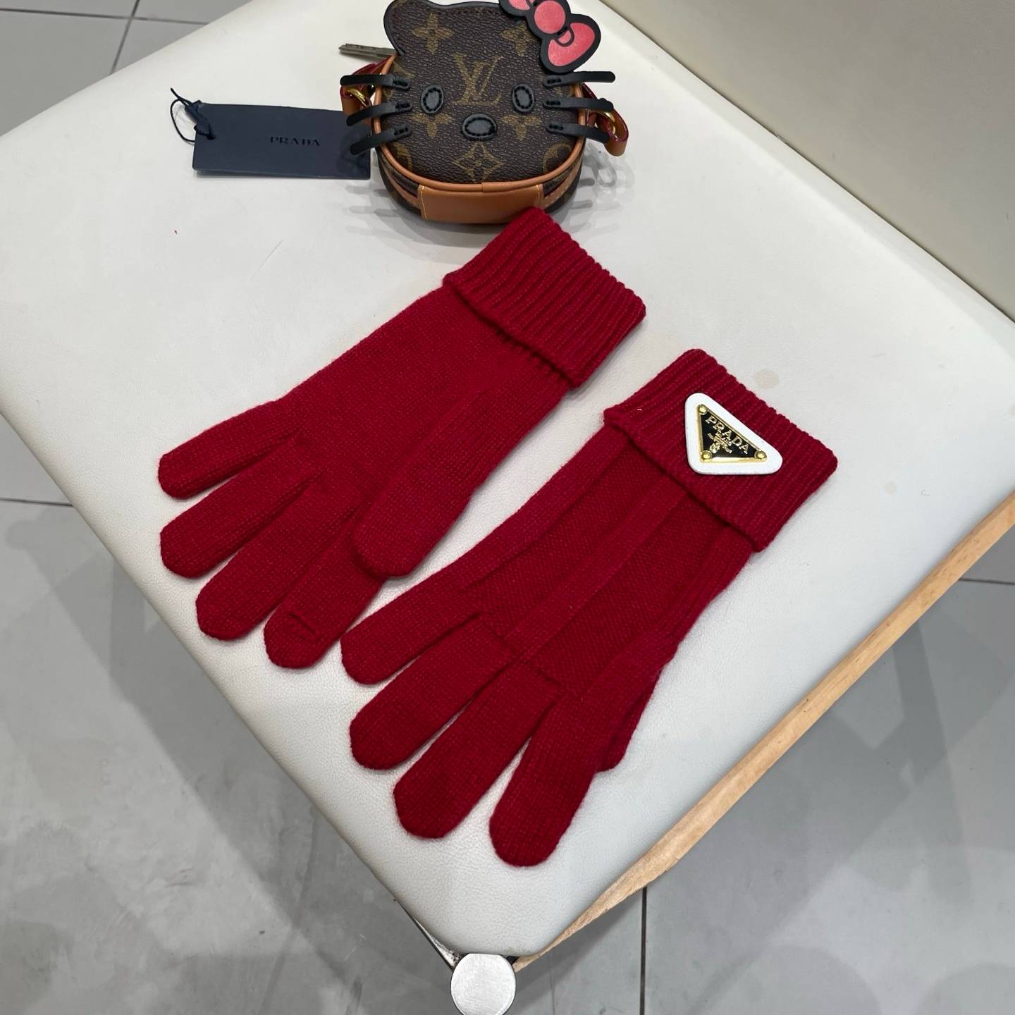 PRADA プラダ ニット手袋 グローブ 防寒 通勤 高級感 レッド