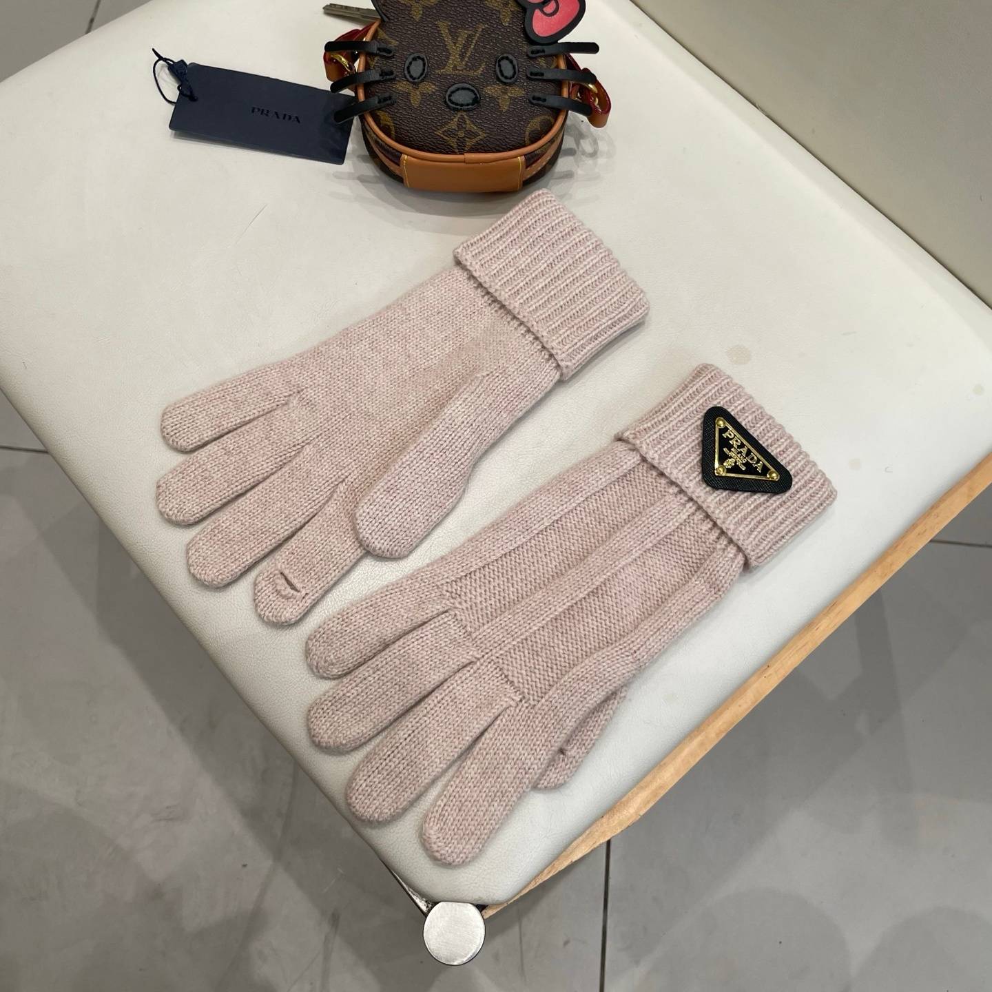 PRADA プラダ ニット手袋 グローブ 防寒 通勤 高級感 レッド - 画像 4
