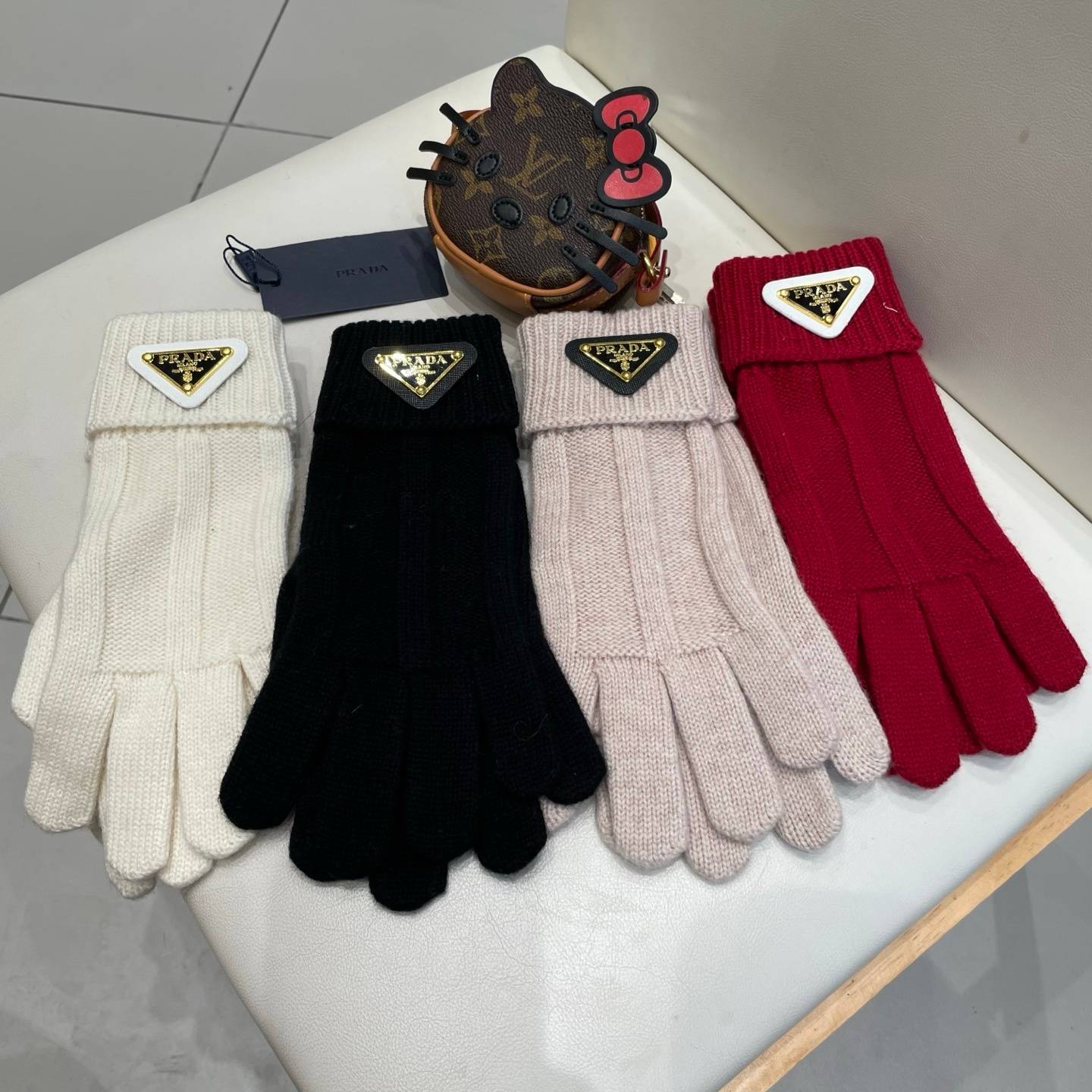 PRADA プラダ 革手袋 レザー手袋 本革 スマホ対応 防寒 保温 おしゃれ ギフト ブラック ホワイト ピンク レッド