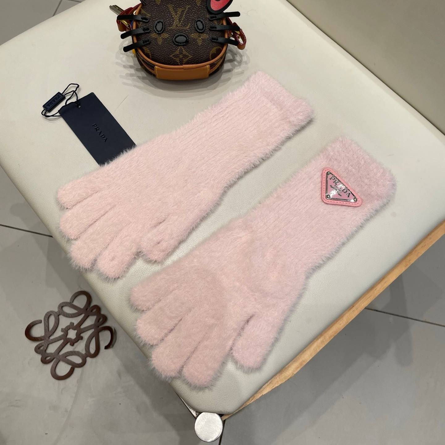 PRADA プラダ 革手袋 レザー手袋 本革 スマホ対応 防寒 保温 おしゃれ ギフト ブラック ホワイト ピンク レッド - 画像 2
