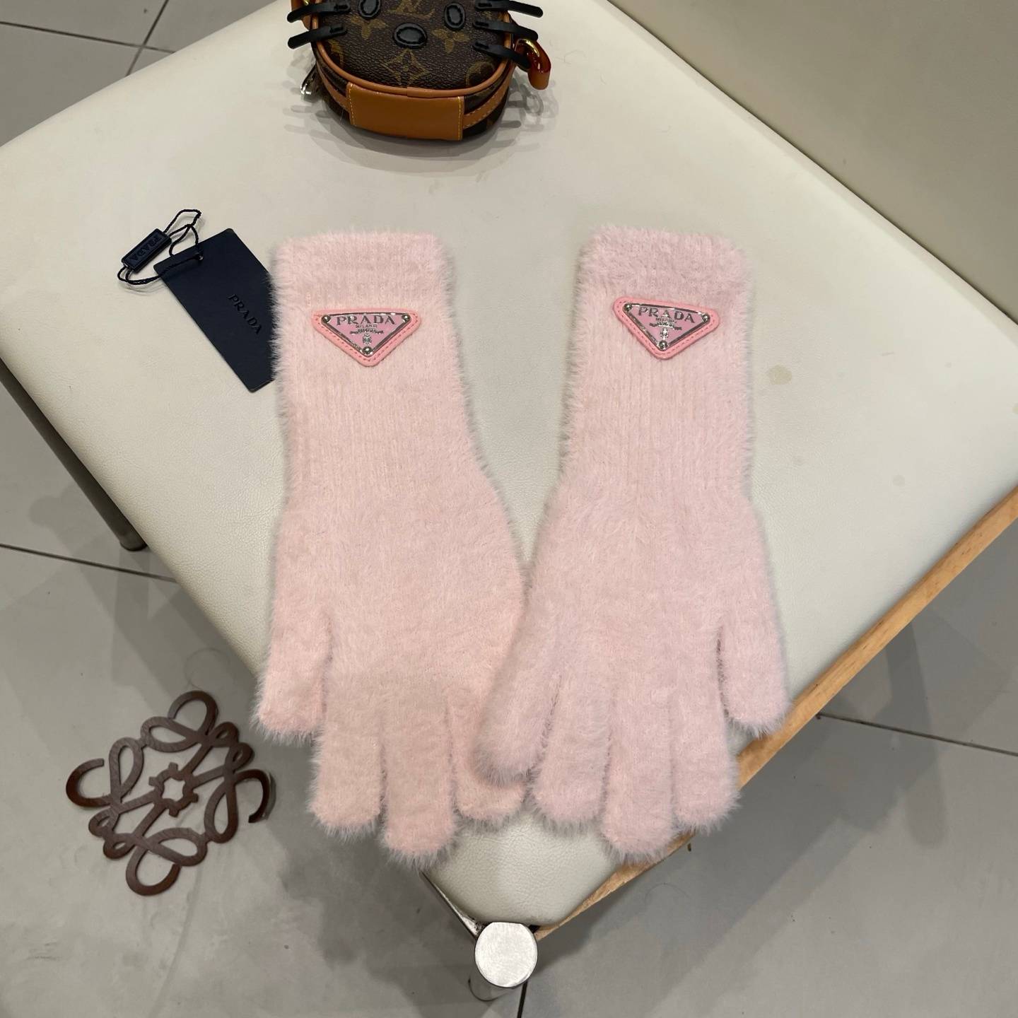 PRADA プラダ 革手袋 レザー手袋 本革 スマホ対応 防寒 保温 おしゃれ ギフト ブラック ホワイト ピンク レッド - 画像 3