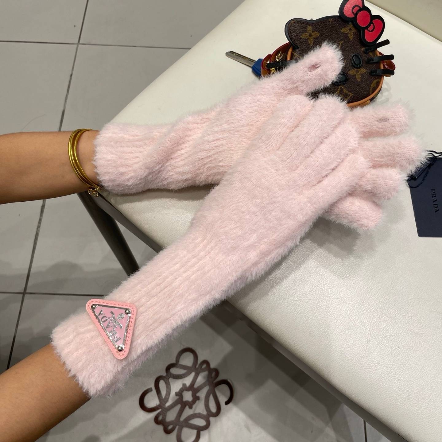 PRADA プラダ 革手袋 レザー手袋 本革 スマホ対応 防寒 保温 おしゃれ ギフト ブラック ホワイト ピンク レッド - 画像 4