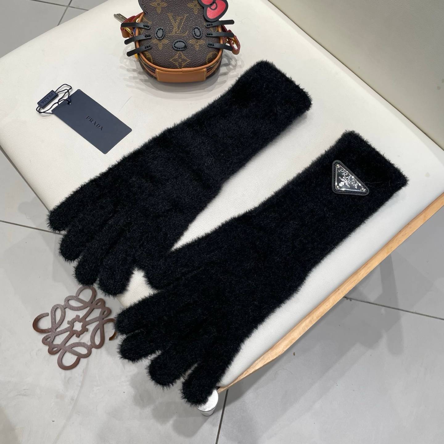 Prada プラダ 長手袋 グローブ 毛素材 ファー風 防寒 保温 おしゃれ 高級感 通勤 贈り物 ブラック