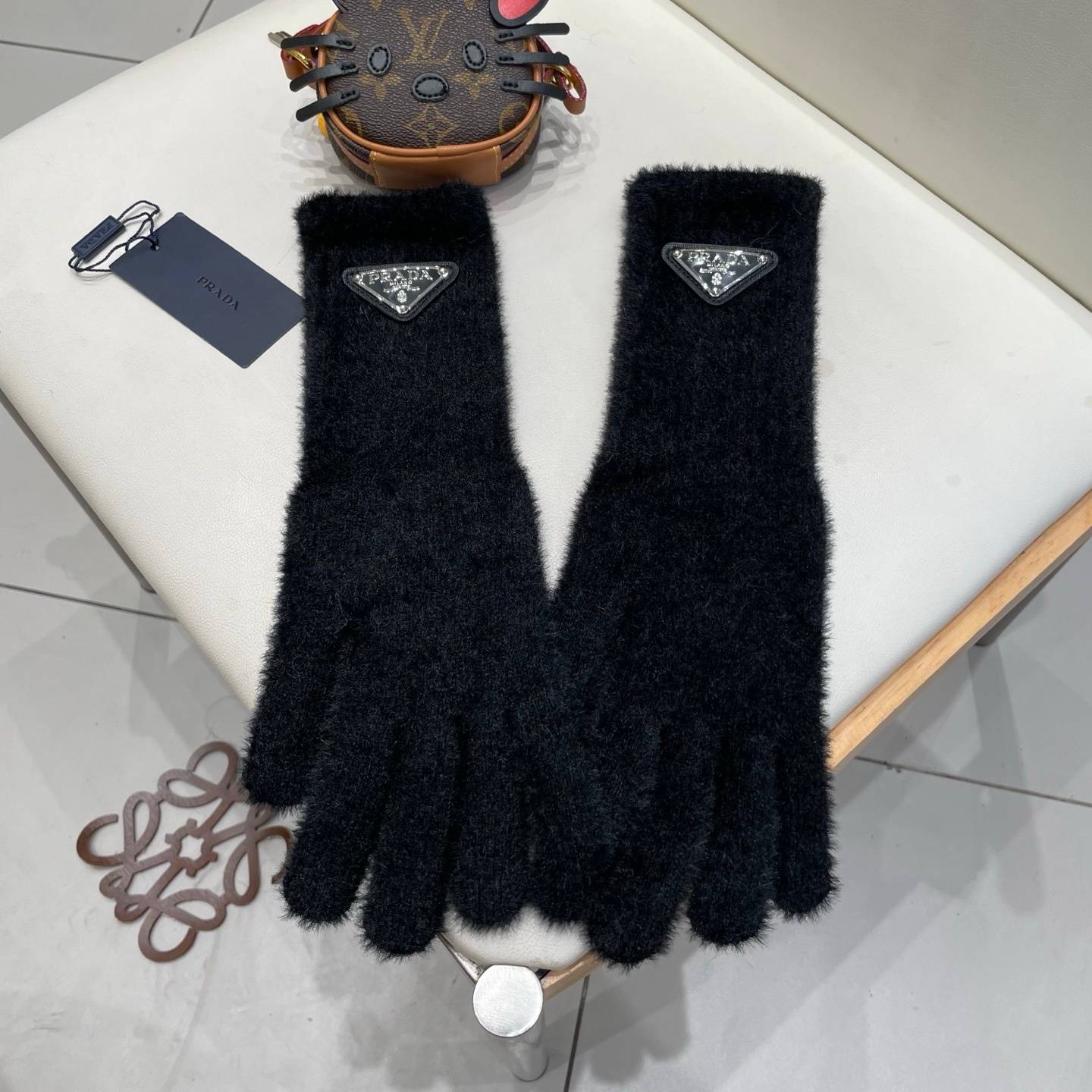 Prada プラダ 長手袋 グローブ 毛素材 ファー風 防寒 保温 おしゃれ 高級感 通勤 贈り物 ブラック - 画像 2
