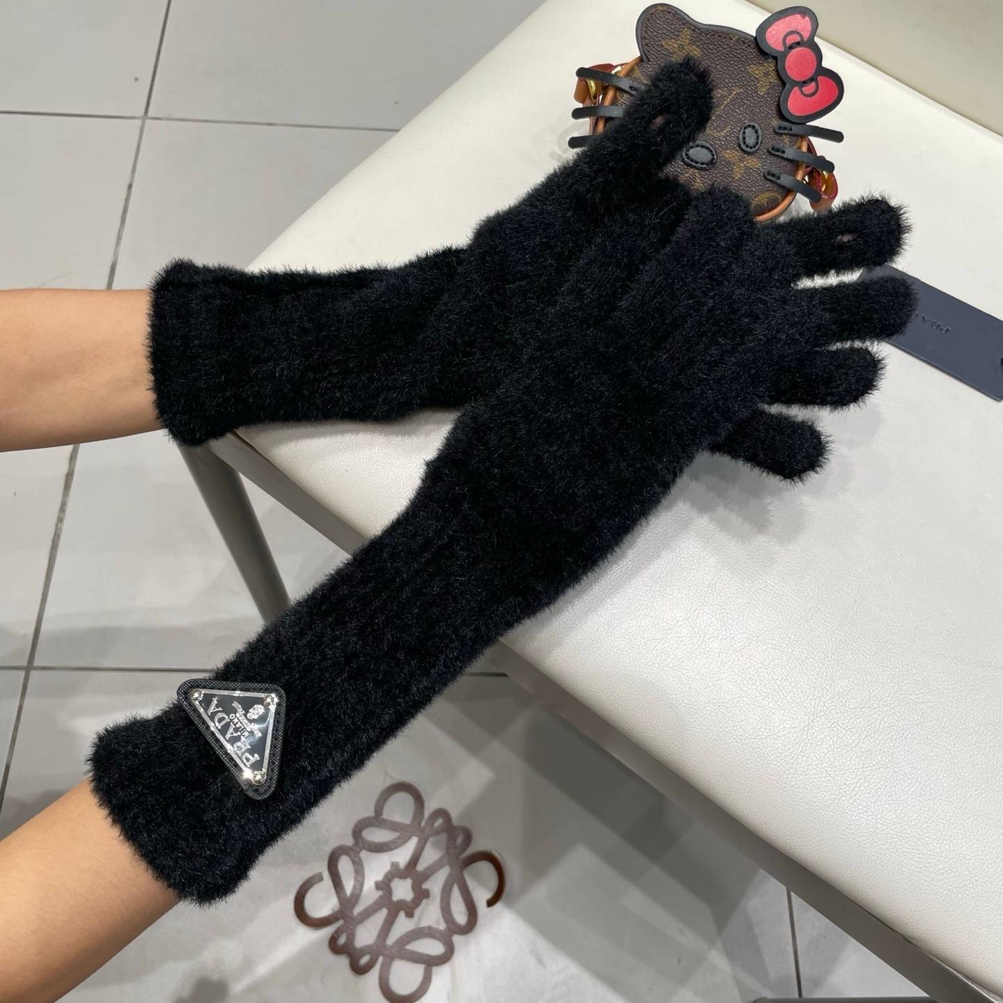 Prada プラダ 長手袋 グローブ 毛素材 ファー風 防寒 保温 おしゃれ 高級感 通勤 贈り物 ブラック - 画像 3