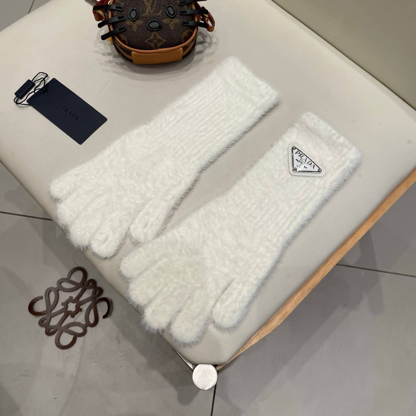 Prada プラダ 長手袋 グローブ 毛素材 ファー風 防寒 保温 おしゃれ 高級感 通勤 贈り物 ブラック - 画像 4