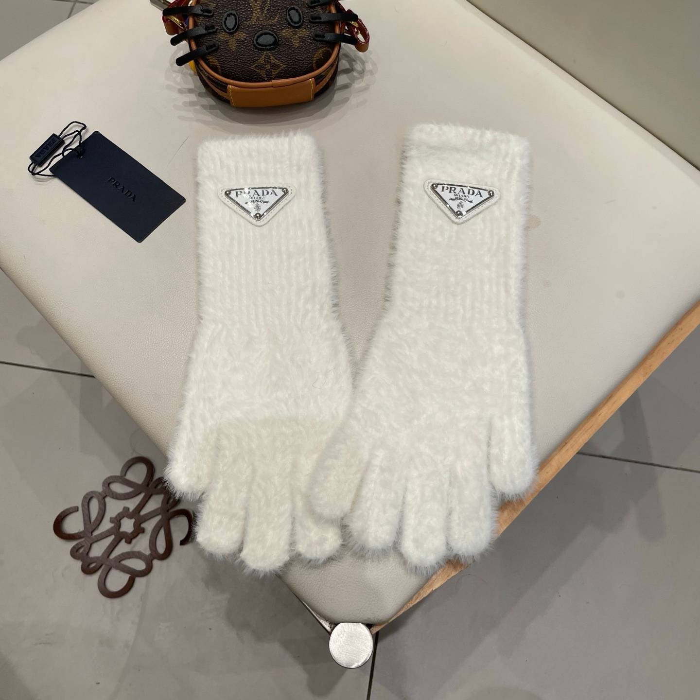 Prada プラダ 長手袋 グローブ 毛素材 ファー風 防寒 保温 おしゃれ 高級感 通勤 贈り物 ブラック - 画像 5