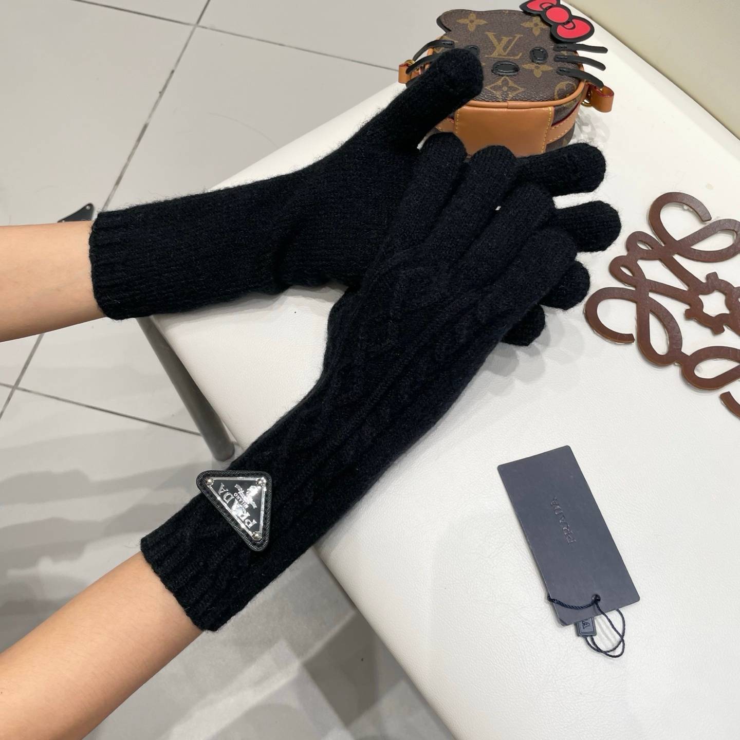 Prada プラダ 長手袋 グローブ 毛素材 ファー風 防寒 保温 おしゃれ 高級感 通勤 贈り物 ブラック - 画像 13