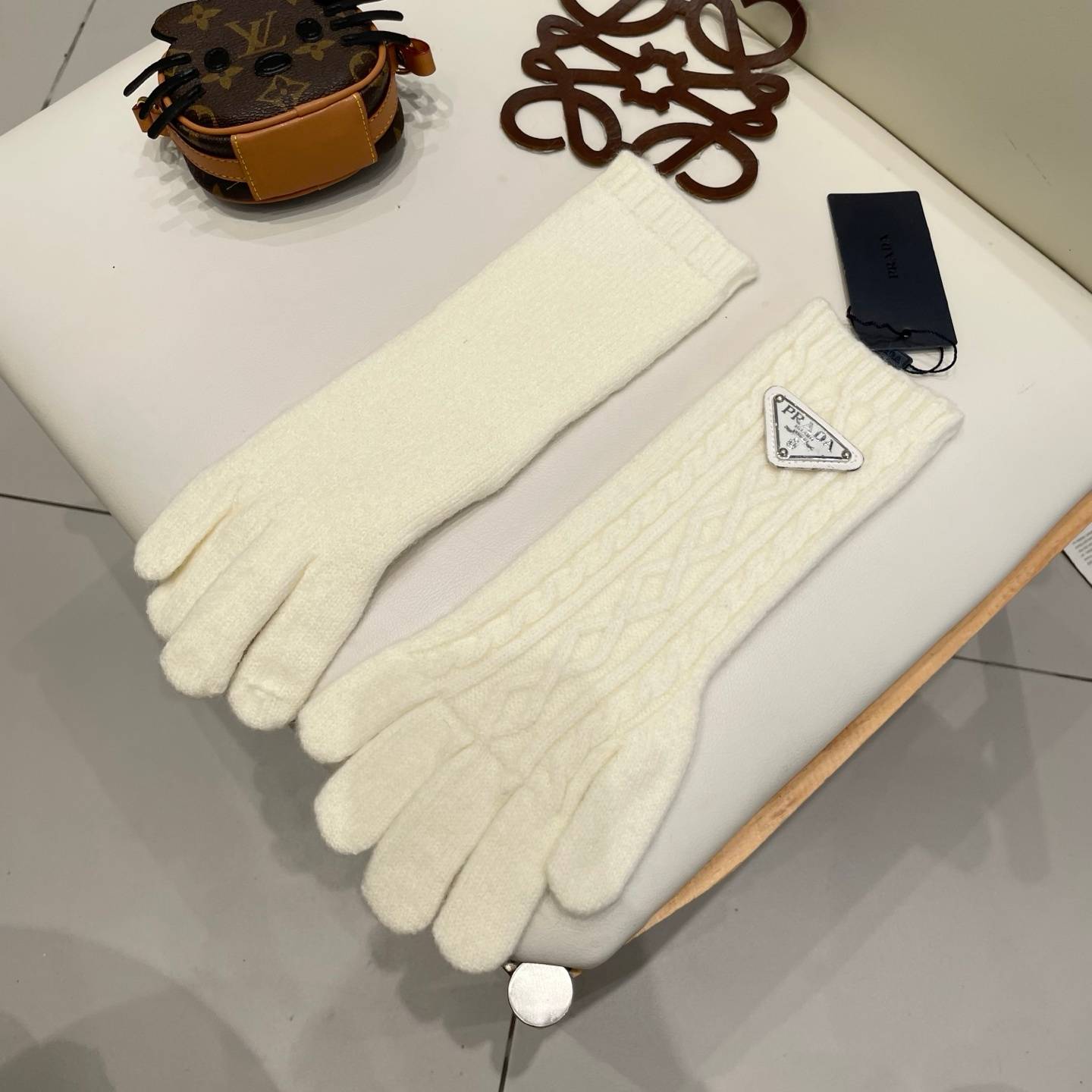 Prada プラダ 長手袋 グローブ 毛素材 ファー風 防寒 保温 おしゃれ 高級感 通勤 贈り物 ブラック - 画像 14