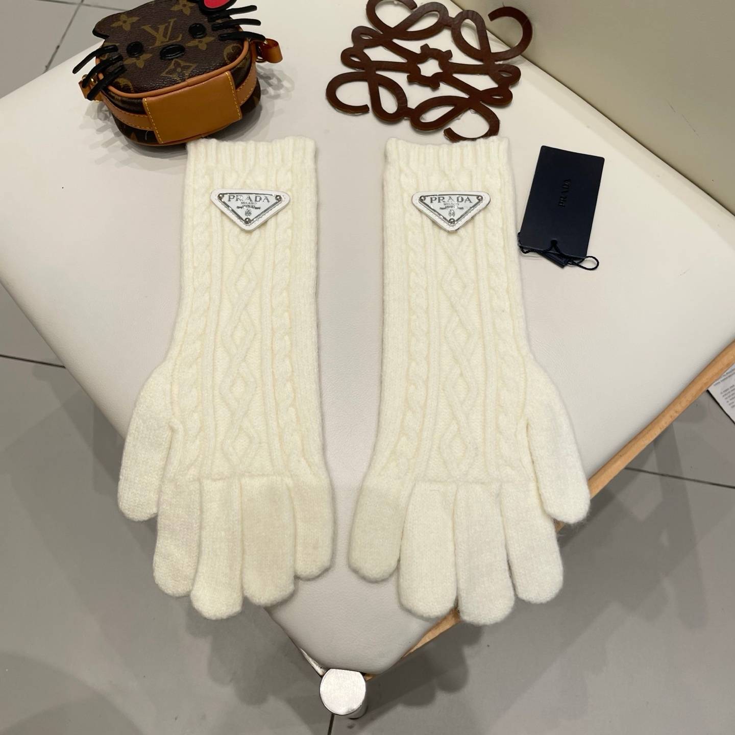 Prada プラダ 長手袋 グローブ 毛素材 ファー風 防寒 保温 おしゃれ 高級感 通勤 贈り物 ブラック - 画像 15