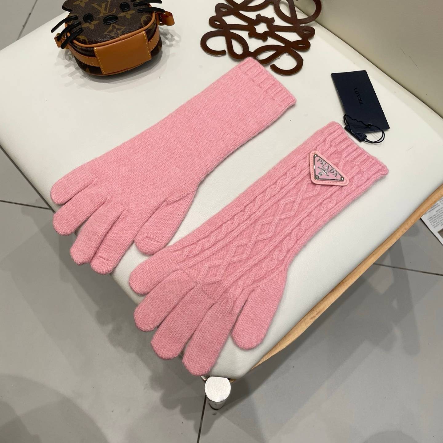 PRADA プラダ レディース 手袋 長手袋 ニット 編み込み ロゴ 防寒 おしゃれ 冬 ピンク - 画像 1