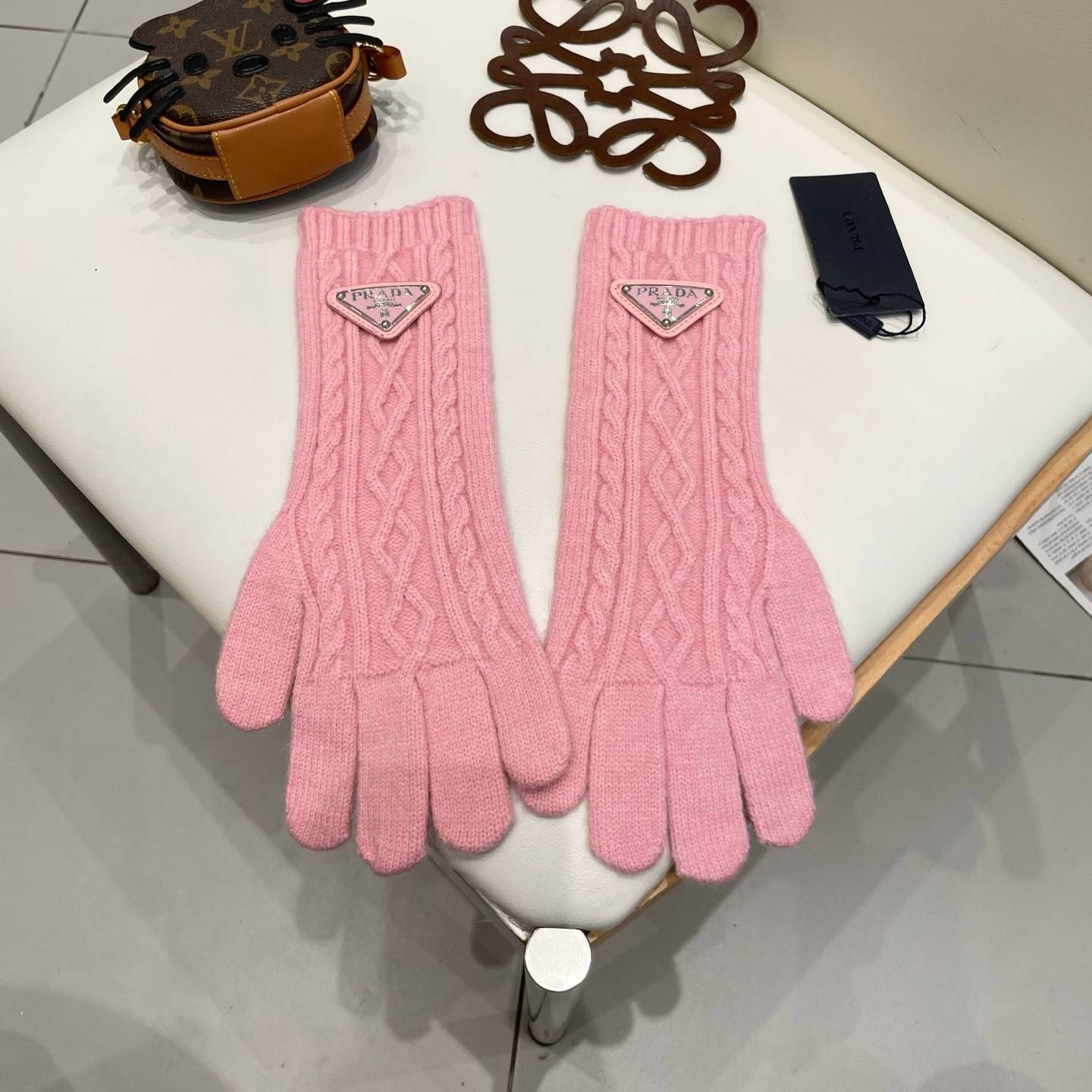 PRADA プラダ レディース 手袋 長手袋 ニット 編み込み ロゴ 防寒 おしゃれ 冬 ピンク - 画像 2