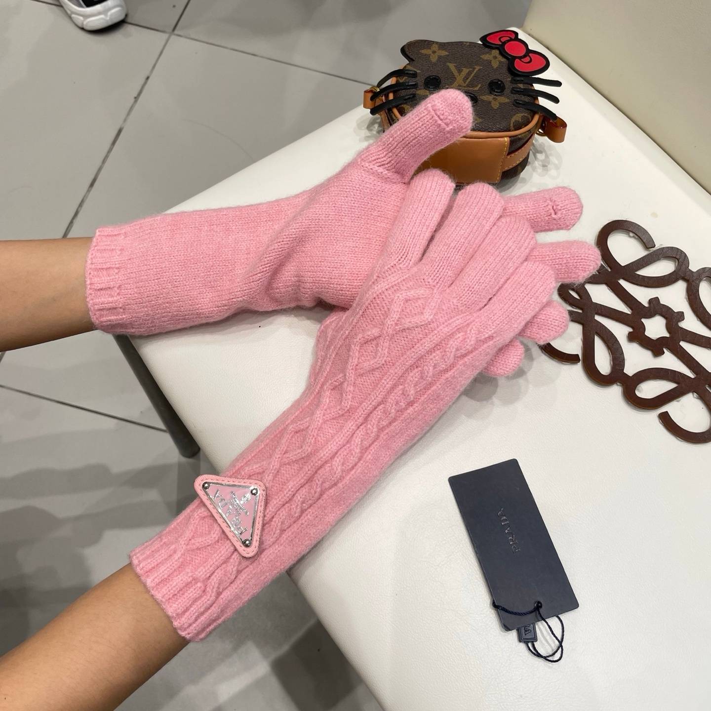 PRADA プラダ レディース 手袋 長手袋 ニット 編み込み ロゴ 防寒 おしゃれ 冬 ピンク - 画像 3
