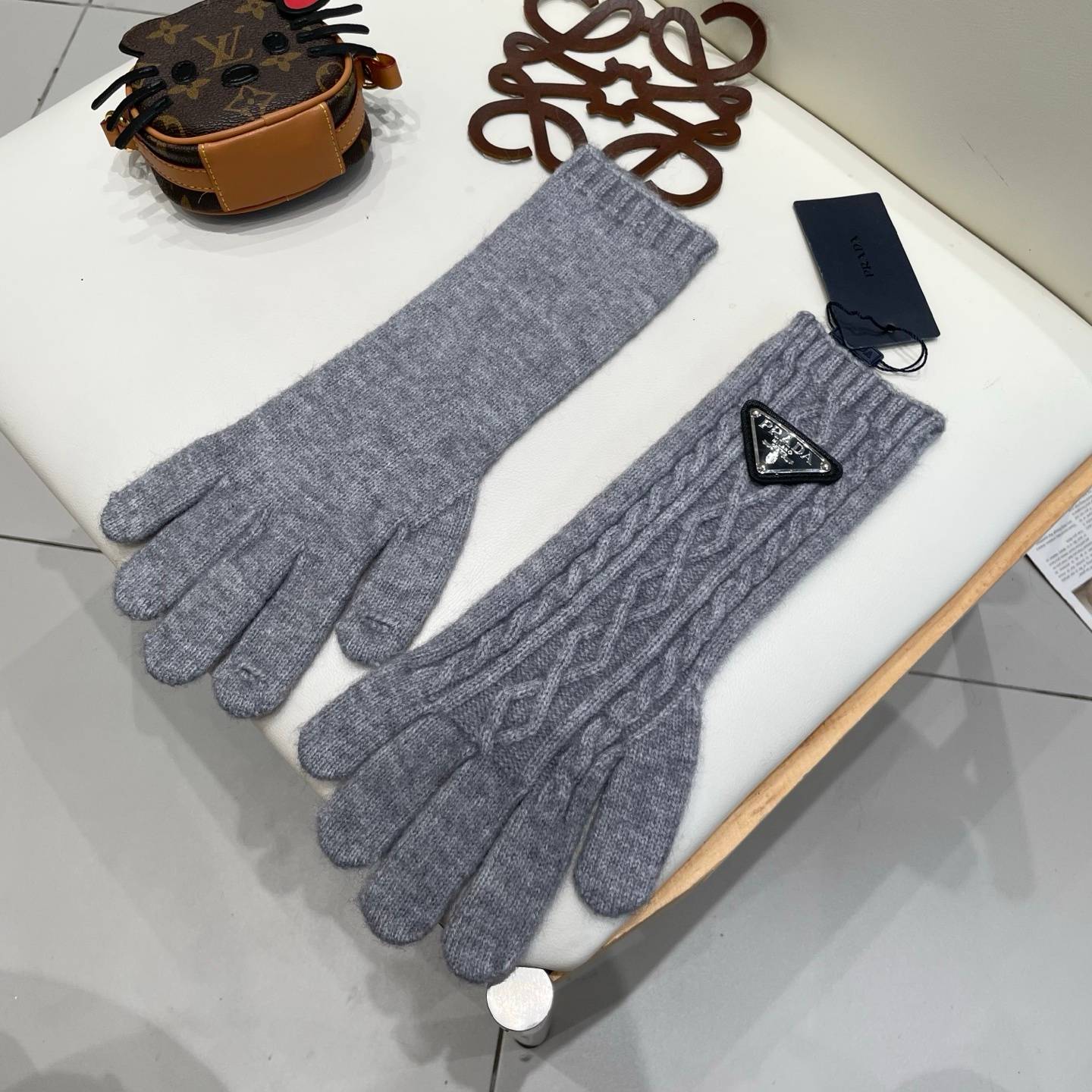 PRADA プラダ レディース 手袋 長手袋 ニット 編み込み ロゴ 防寒 おしゃれ 冬 ピンク - 画像 4