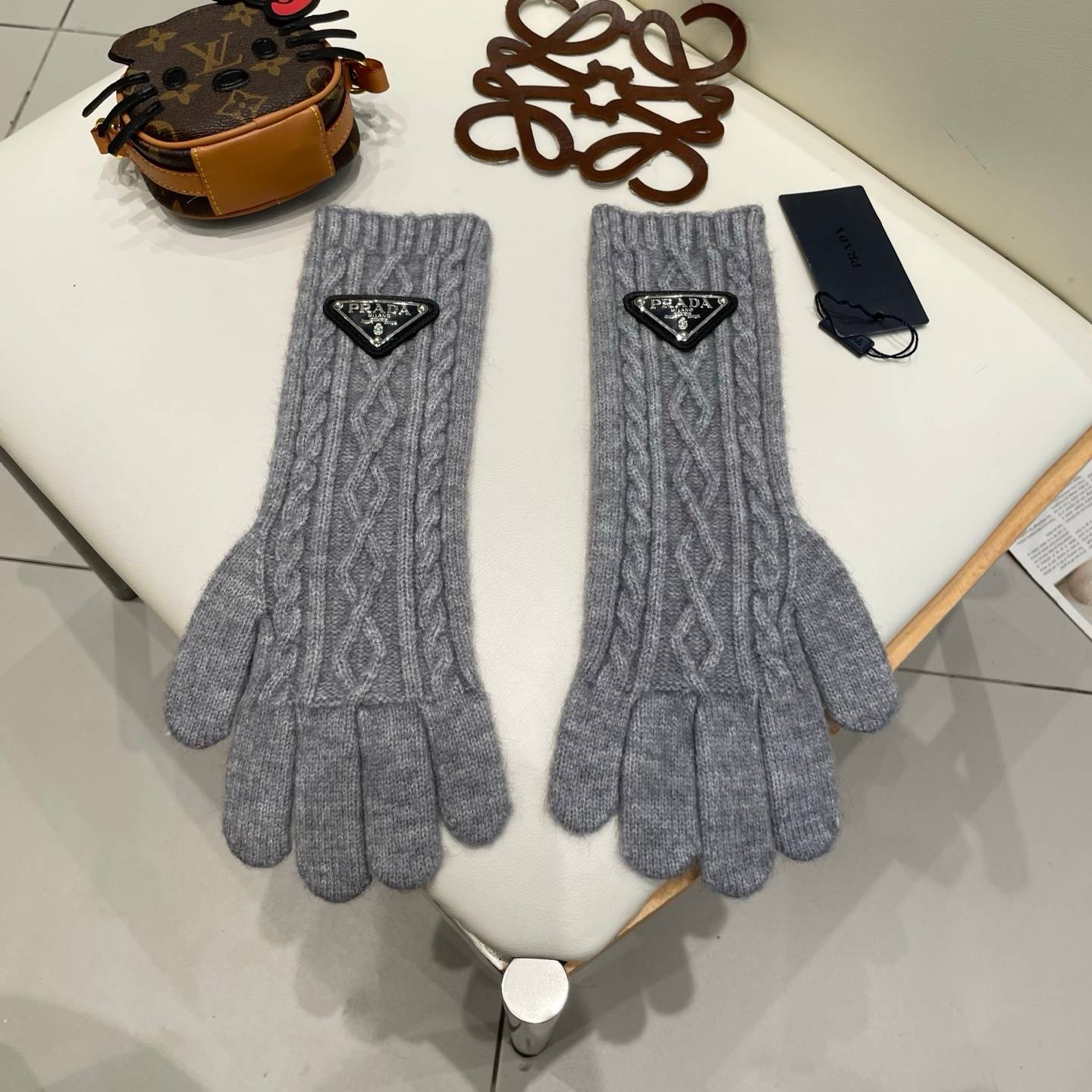PRADA プラダ レディース 手袋 長手袋 ニット 編み込み ロゴ 防寒 おしゃれ 冬 ピンク - 画像 5