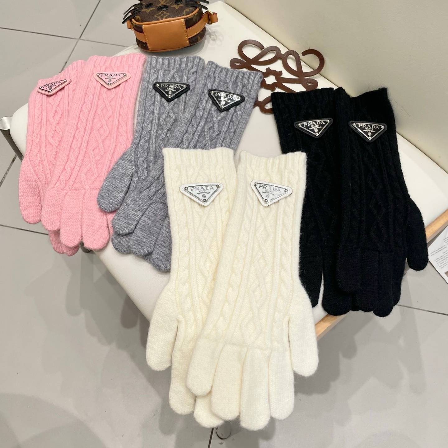 PRADA プラダ レディース 手袋 長手袋 ニット 編み込み ロゴ 防寒 おしゃれ 冬 ピンク - 画像 7