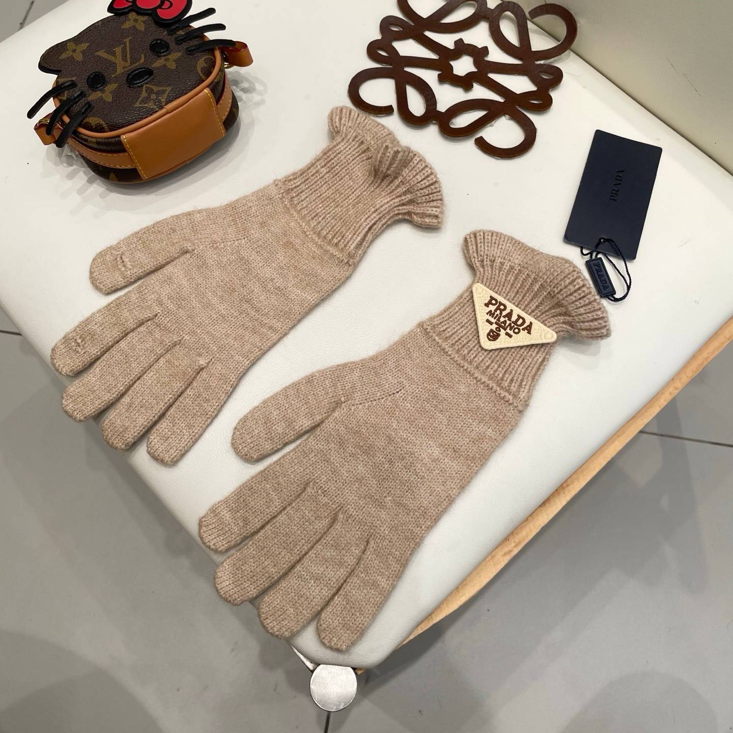 PRADA プラダ レディース 手袋 長手袋 ニット 編み込み ロゴ 防寒 おしゃれ 冬 ピンク - 画像 8